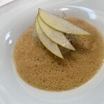 オトワ レストラン - 帆立貝のオマール海老ソースに
      セロリと青リンゴ添え