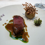 オトワ レストラン - 和牛は柔らかく　ソースも上品
      新じゃがの上に干瓢と玉ねぎクッキー
      蕗の薹にはアンチョビが