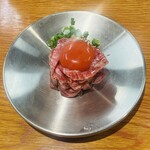 モツの天満屋 - レアステーキユッケ風  タレ