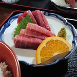 まる信 食堂 - 天然生インドまぐろ刺身 二種盛の赤身と中とろ！