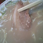 恵比須 - チャーシューは豚バラ肉で、肉らしいチョイ硬めの歯応え。醤油が染みた確かな主張