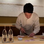 鮨 一幸 - 河豚の白子を切る