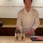 鮨 一幸 - 大トロを握る