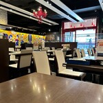 俺のフレンチ - 見渡せる広い店内。