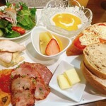 ビストロ アン ファミーユ - モーニングプレート（自家製パンはレーズンとクルミの2種類）