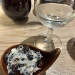 Sushi To Wain Omotesandoria - なんとこの黒豆マスカルポーネに合う白ワインがついてきます！サイコー