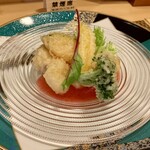 田菜花 - 春の天ぷら、苺のドレッシングで！
      俺は今、何を食べてるんだろう？爽やかで綺麗な色！
      帆立、海老、南瓜、ブロッコリー、そして河豚！