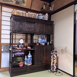 茶つぼ 吉田 - 沢山のお皿や壺がそこかしこに飾られています