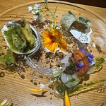 kitchen俊貴 - 天草雲丹の天ぷら　三河産スズキカルパッチョ　バジルとパセリのソース　鮑、パセリとニンニクとバターソース