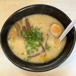 らーめん桜坂 - とんこつラーメン(950円、真上から)