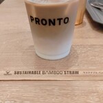 PRONTO - アイスカフェラテ（手前は竹製ストロー）