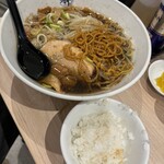 ラーメン 郷 - 醤油の麺の色の濃さ