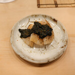 鮨 しゅん輔 - 炙った平貝、海苔の佃煮、柚子胡椒と七味を合わせたものを上から