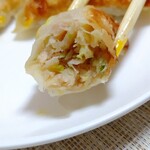 中華惣菜 芙蓉 - 焼き餃子の断面