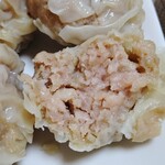 中華惣菜 芙蓉 - 肉焼売の断面