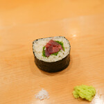 Sushi Shunsuke - マグロのヅケと芽ネギの巻物