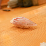 鮨 しゅん輔 - 藁で蒸して香り付けした金目鯛