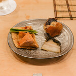 鮨 しゅん輔 - あん肝油揚げ、蒸アワビ、クジラの西京焼き炙り