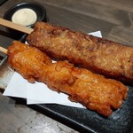 原価酒場 - 紅生姜といかのすり身串・お好み焼き風揚げ串