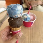 サーティワンアイスクリーム - 料理写真:コナンのヨーグベリーアイスとロッキーロードのスモールダブル510円