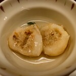 日本料理あじさい - 芋饅頭はマッシュされた里芋を甘味を付けて饅頭にしており粒粒の芋の中にもシャリッと食感が残されていて面白い食感

スプーンが無いので餡を直接碗から飲むことに
汁も美味しいからスプーンを付けて欲しいなあ