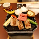 日本料理あじさい - 焼いてる状況
スマホカメラアプリが熱でフリーズして
あたふたしてたら割と焼けちゃった（笑）

ホントはこのおっさん、ミディアムレアが好きなんだけど

けれど分厚いので、中はレアには出来たよねえ♪