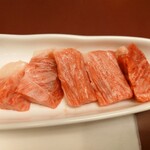 日本料理あじさい - 多少硬め、脂身な部分もあるけれど
脂の旨味はキチンと飛騨牛だし、美味しいなあ

ただ牛脂が付いてないので、そのまま焼くと
石板に飛騨牛がくっついてしまうのは難点
これは牛脂を付ける必要があると思えた