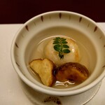 日本料理あじさい - 蓋を開けると
じゃがいもが素揚げされていて香ばしい香りが漂う

じゃがいもがホクホクで美味しい

餡も塩味でお上品な味わいで美味しいなあ