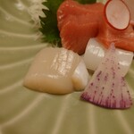 日本料理あじさい - 帆立も甘くて美味しい
イカには隠し包丁が入ってる

醤油にも甘味感や円やかさがあって
脂乗りした刺身にも合っている