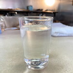 三ちゃん - お冷 1杯目大将，2杯目自分注ぎ。あと1杯欲しかったけど，自分と水差しの間に後客2人来られ手が届かないのでがまん。