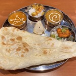 Mini Nepal Restaurant & Bar ALISHA - Ｂランチ 
                      (ベジタブルカレー･シーフードカレー(激辛)･ 
                       ナン･ライス･漬物･サラダ･パパド･ 
                       チキンティッカミントソース)