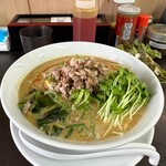 中華そば ふじ田 - たっぷりカイワレ、ワカメ、刻み焼豚、その下にはモヤシ