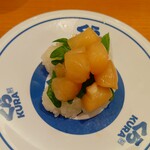 無添くら寿司 - 大盛り貝柱にぎり (税込)115円 (2024.05.11)