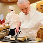 鮨 しゅん輔 - 鮟肝を切り分ける俊輔さん