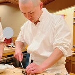 鮨 しゅん輔 - 蒸した眼高鮑を斬り付けます