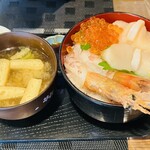 海鮮焼・海鮮丼・海鮮鍋 きしょうや - 相方は海鮮ハーフ＆ハーフ丼   ホタテ、赤海老＋イクラ