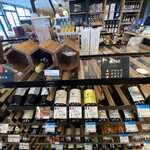 KAMEDA-YA coffee&wine - ワイン展示された店内雰囲気