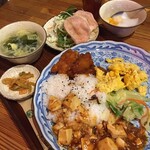 Chinese Café Eight - 汽車丼　550円　サラダ・スープ・海老煎餅・デザート・烏龍茶はビュッフェで好きなだけ
