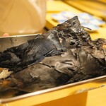 新ばし 星野 - 塚原の筍は真っ黒になるまで2時間かけて焼く。