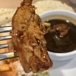 デリー - タンドーリチキンをカシミールカレーに浸す