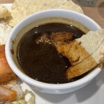 デリー - チャパティをカシミールカレーに浸す