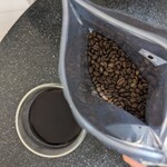 Bespoke Coffee Roasters - あっ豆だ。挽いてもらうのを忘れていたので、家のボログラインダーで細挽きにしたところちょうど良い塩梅に。今回のマイルドはかなりコーヒー感のない仕上がりだったので、むしろうまく重たさが出たように思います。