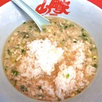 ラーメン山岡家 - 「ホタテ塩とんこつラーメン」のスープにご飯投入！