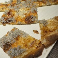Focacceria la Brianza - ^ ^食べかけでホントすみません。こちらシラスとチーズ、スーパークリスピーな生地がベストマッチでした。