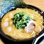 Yokohama Iekei Ramen Sumiyoshiya - 醤油ラーメン＋うずら＆ほうれん草