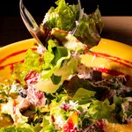 砂肝とベリーのサラダ　ペコリーノチーズかけ