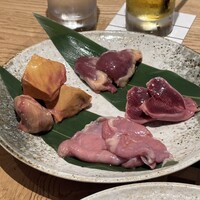 鶏焼き肉 囲 - ホルモン盛り合わせ