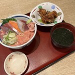 Tsukiji Shokudou Genchan - 日替わり海鮮丼と唐揚げ定食