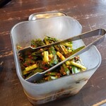 麺屋甚八 - 都度、冷蔵したニラ辛子を持ってきてくれるみたい。