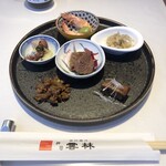 神田 雲林 - 前菜、真ん中の牛スネ肉を筆頭にどれもメリハリの効いた味付けで満足。ご飯が欲しい。